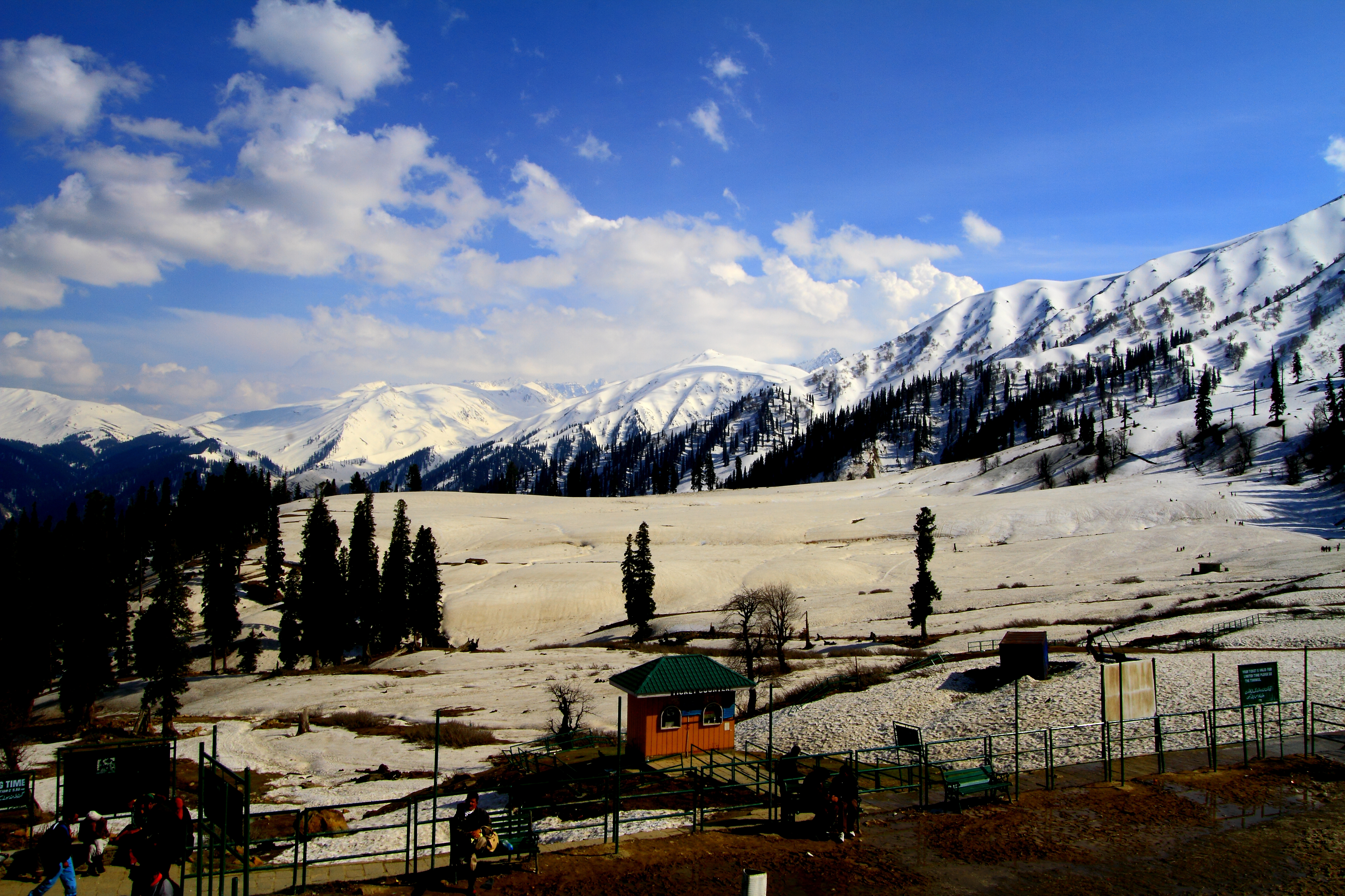 https://d3r8gwkgo0io6y.cloudfront.net/upload/Gulmarg !!!.jpg